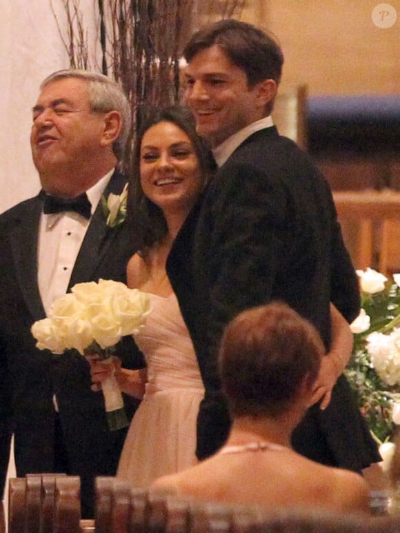 Exclusif - Mila Kunis entre son père, Mark Kunis et son petit ami Ashton Kutcher au mariage du frère aîné de Mila, Michael, avec la danseuse Alexandra Blacker en la cathédrale de Saint Peter à St Petersbourg en floride, le 7 decembre 2013.