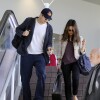 Ashton Kutcher et Mila Kunis à l'aéroport international de Los Angeles, le 29 septembre 2013.