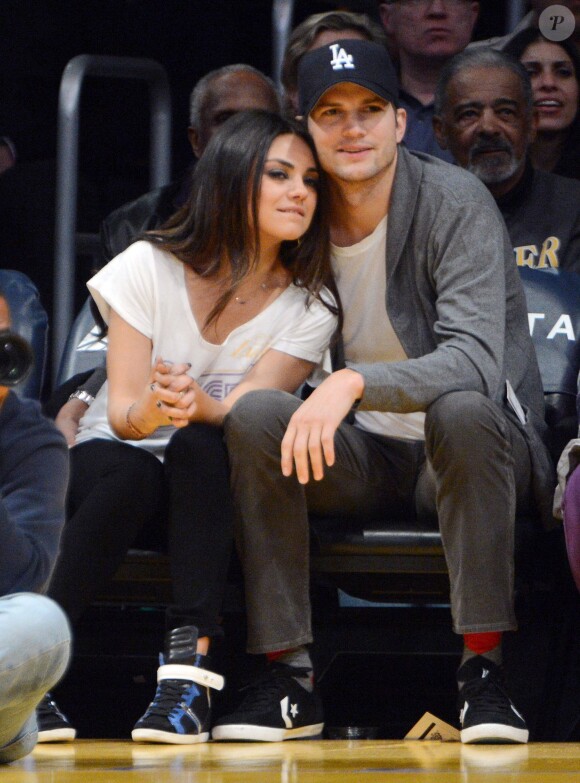 Ashton Kutcher et Mila Kunis lors d'un match de basket au Staples Center de Los Angeles, le 12 février 2013.
