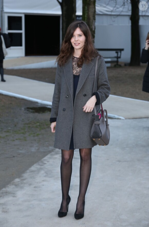 Lou Lesage arrive au défilé Nina Ricci lors de la fashion week à Paris le 27 février 2014.