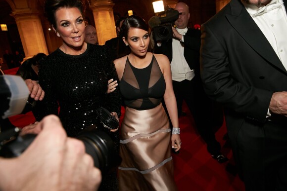 Kris Jenner et sa fille Kim Kardashian assistent au bal de l'Opéra de Vienne. Le 27 février 2014.