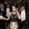 Kim Kardashian, suivie par son rancard d'un soir l'homme d'affaires Richard Lugner lors du bal de l'Opéra de Vienne. Le 27 février 2014.