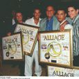 Alliage reçoit un disque d'or, au Colonial, avec leur producteur Gérard Louvin, le 6 juin 1997