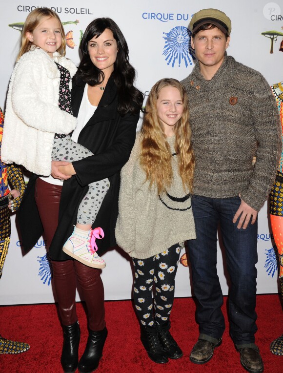 Jaimie Alexander et Peter Facinelli en compagnie de ses filles lors de la première du spectacle Totem par le Cirque du Soleil à Santa Monica, le 21 janvier 2014.