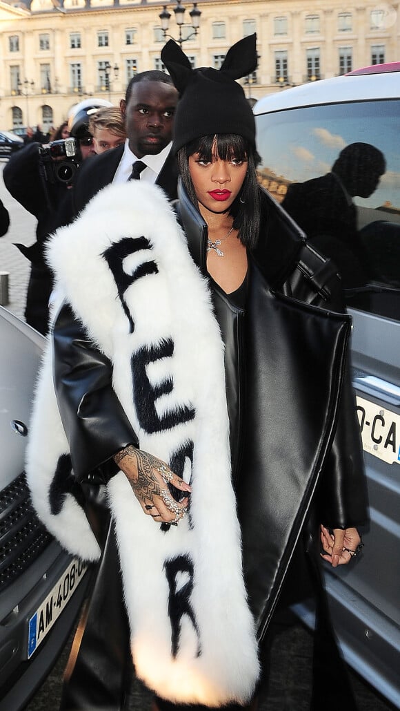 Rihanna arrive au défilé Comme des Garçons. Paris, le 1er mars 2014.