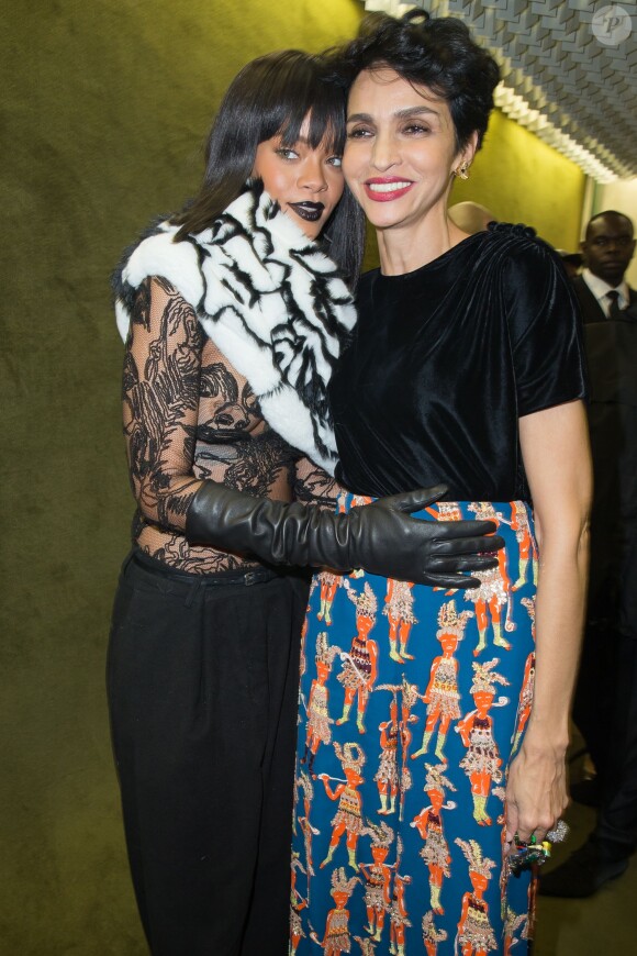 Rihanna et Farida Khelfa dans les coulisses du défilé Jean Paul Gaultier prêt-à-porter automne-hiver 2014-2015 à l'Espace Oscar Niemeyer. Paris, le 1er mars 2014.