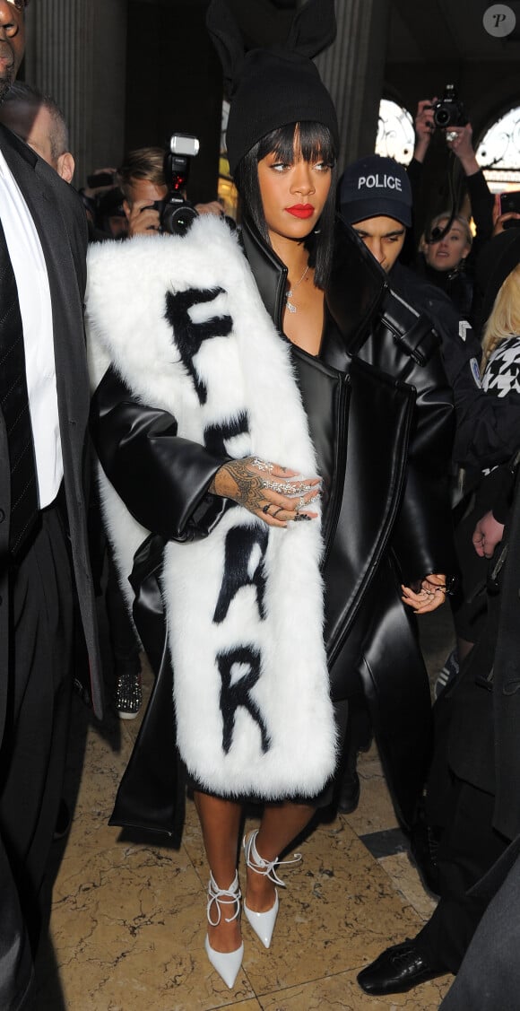 Rihanna arrive au défilé Comme Des Garçons à Paris. Le 1er mars 2014.
