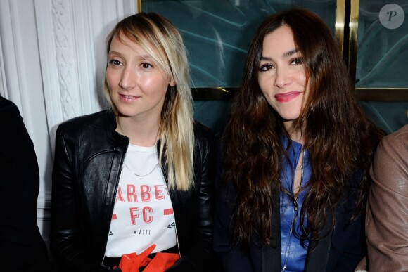 Audrey Lamy et Olivia Ruiz, voisines lors du défilé jitrois automne-hiver 2014-2015. Paris, le 1er mars 2014.