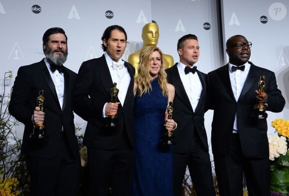 Anthony Katagas, Jeremy Kleiner, Dede Garner, Brad Pitt et Steve McQueen lors de la cérémonie des Oscars le 2 mars 2014