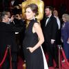 Olivia Wilde enceinte et habillée d'une robe Valentino, lors de la 86e cérémonie des Oscars à Hollywood, le 2 mars 2014