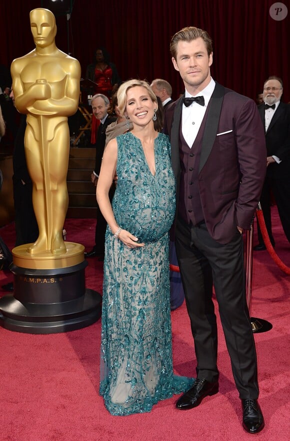 Elsa Pataky (dans une robe Elie Saab) enceinte et son mari Chris Hemsworth, lors de la 86e cérémonie des Oscars à Hollywood, le 2 mars 2014