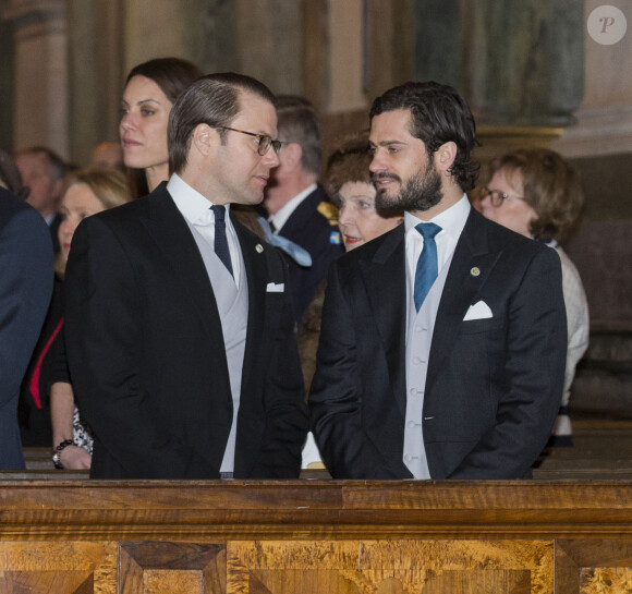 Le prince Daniel de Suède et le prince Carl Philip à la chapelle royale du palais Drottningholm, à Stockholm, le 2 mars 2014, lors d'une messe pour la naissance de la princesse Leonore, fille de la princesse Madeleine et de Chris O'Neill qui a vu le jour le 20 février à New York.