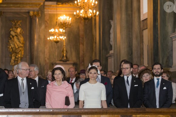 Le roi Carl XVI Gustaf de Suède, la reine Silvia, la princesse Victoria, le prince Daniel de Suède et le prince Carl Philip à la chapelle royale du palais Drottningholm, à Stockholm, le 2 mars 2014, lors d'une messe pour la naissance de la princesse Leonore, fille de la princesse Madeleine et de Chris O'Neill qui a vu le jour le 20 février à New York.