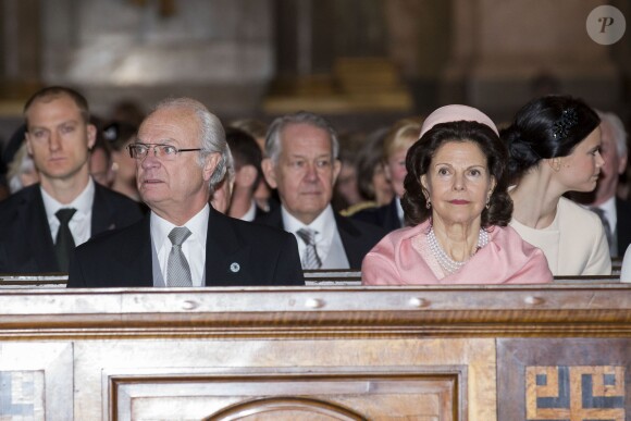 Le roi Carl XVI Gustaf de Suède et la reine Silvia, avec derrière elle Sofia Hellqvist, à la chapelle royale du palais Drottningholm, à Stockholm, le 2 mars 2014, lors d'une messe pour la naissance de la princesse Leonore, fille de la princesse Madeleine et de Chris O'Neill qui a vu le jour le 20 février à New York.