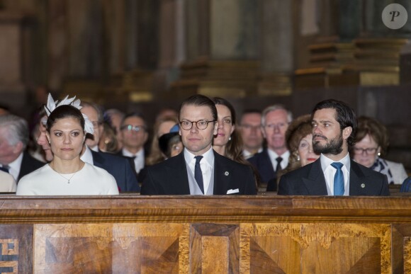 La princesse Victoria de Suède avec le prince Daniel et le prince Carl Philip à la chapelle royale du palais Drottningholm, à Stockholm, le 2 mars 2014, lors d'une messe pour la naissance de la princesse Leonore, fille de la princesse Madeleine et de Chris O'Neill qui a vu le jour le 20 février à New York.