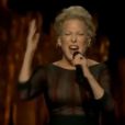 Bette Midler chante Wind Beneath My Wings au moment de l'hommage aux morts, sur la scène des Oscars, le 2 mars 2014.