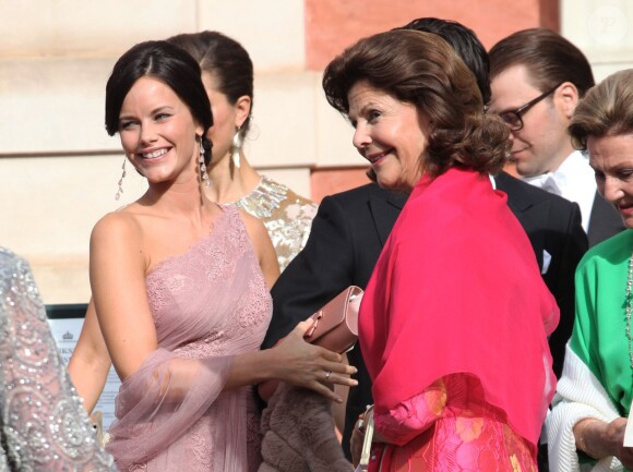 Le prince Carl Philip de Suède et sa compagne Sofia Hellqvist avec la reine Silvia au mariage de Gustaf Magnuseon et Vicky Andren le 31 août 2013