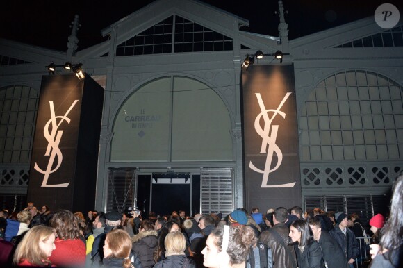 Ambiance - Arrivée des people au défilé de mode Saint Laurent  à Paris le 3 mars 2014.