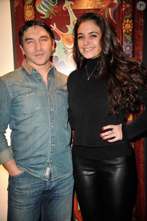 Atef (The Voice saison 2) pose avec Stéphanie Lamia (The Voice saison 1) pour présenter son 1er album 'Perfect Stranger' lors d'un showcase au Jade Club le 3 mars 2014.