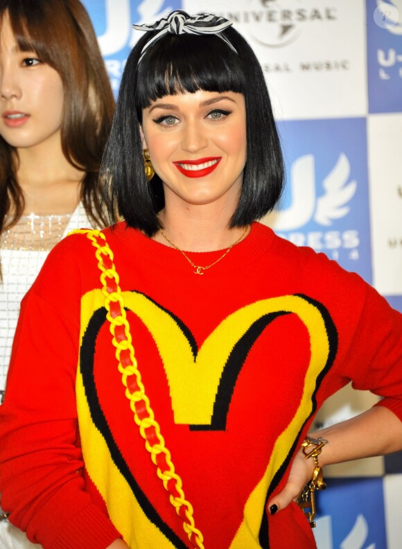 Katy Perry à la conférence de presse "U- Express 2014" au Japon. Le 1er mars 2014.