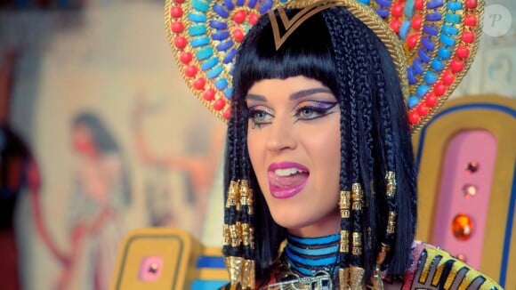 Katy Perry joue Cléopâtre dans son nouveau clip "Dark Horse".