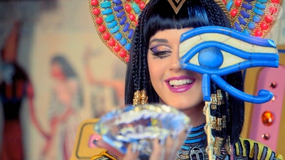 Katy Perry joue Cléopâtre dans son nouveau clip "Dark Horse".