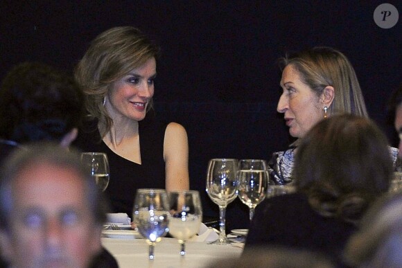La princesse Letizia d'Espagne avec la ministre Ana Pastor lors du dîner de gala rendant hommage, à la Maison de l'Amérique à Madrid le 4 mars 2014, au travail de l'économiste Enrique V. Iglesias.