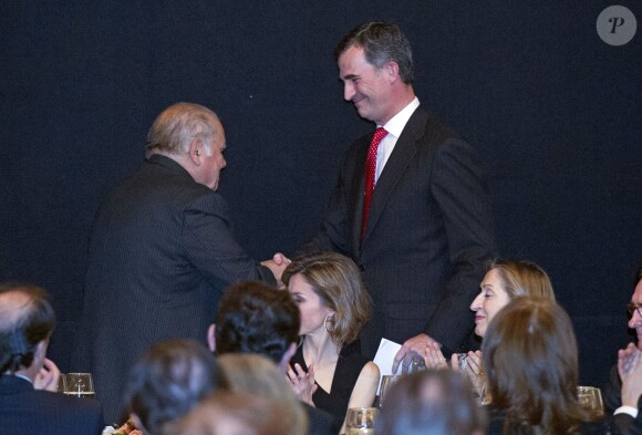 Le prince Felipe d'Espagne et Enrique V. Iglesias se sont chaleureusement embrassés lors du dîner de gala organisé, à la Maison de l'Amérique à Madrid le 4 mars 2014, pour rendre hommage au travail de l'économiste.