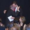 Le prince Felipe d'Espagne et Enrique V. Iglesias se sont chaleureusement embrassés lors du dîner de gala organisé, à la Maison de l'Amérique à Madrid le 4 mars 2014, pour rendre hommage au travail de l'économiste.