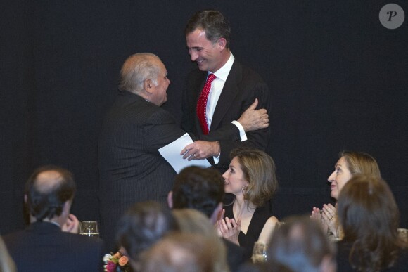 Le prince Felipe d'Espagne et Enrique V. Iglesias se sont chaleureusement embrassés lors du dîner de gala organisé, à la Maison de l'Amérique à Madrid le 4 mars 2014, pour rendre hommage au travail de l'économiste.