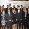 La princesse Letizia et le prince Felipe avec Enrique V. Iglesias lors des photos de groupe du dîner de gala organisé en hommage, à la Maison de l'Amérique à Madrid le 4 mars 2014, au travail de l'économiste.