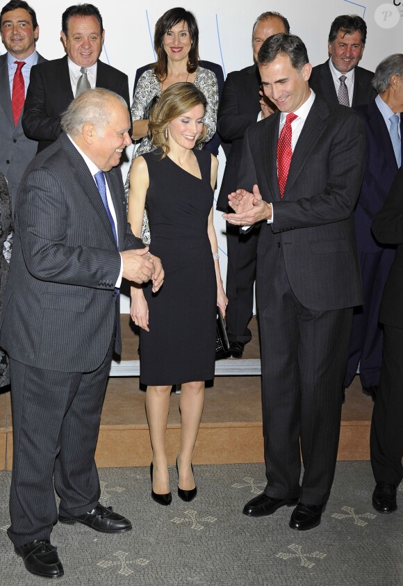 La princesse Letizia et le prince Felipe avec Enrique V. Iglesias lors des photos de groupe du dîner de gala organisé en hommage, à la Maison de l'Amérique à Madrid le 4 mars 2014, au travail de l'économiste.