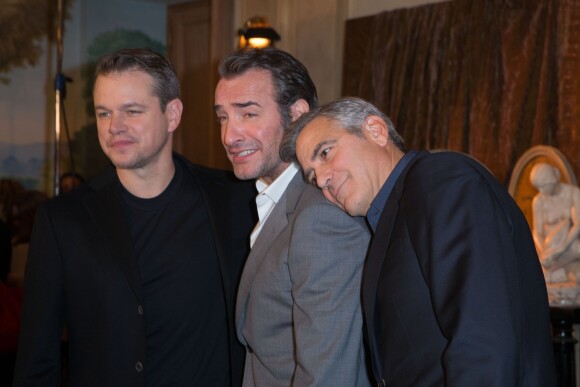 Matt Damon, Jean Dujardin et George Clooney lors du photocall du film "Monuments Men" à l'hôtel Bristol à Paris le 12 février 2014