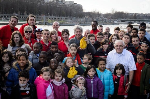 Bernadette Chirac et Honoré Carlesimo entourés d'enfants - Croisière sur la Seine à bord de "La Patache" au profit des Pièces Jaunes et de l'association Louis Carselimo à Paris, le 5 mars 2014.