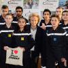 Bernadette Chirac entourée de jeunes pompiers - Croisière sur la Seine à bord de "La Patache" au profit des Pièces Jaunes et de l'association Louis Carselimo à Paris, le 5 mars 2014.