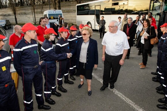 Bernadette Chirac et Honoré Carlesimo sont acceullis par les jeunes pompiers - Croisière sur la Seine à bord de "La Patache" au profit des Pièces Jaunes et de l'association Louis Carselimo à Paris, le 5 mars 2014.