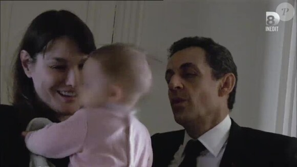 Après son grand discours de l'entre deux tours au Trocadéro, Nicolas Sarkozy retrouve sa fille Giulia. Extrait de "Campagne intime" de Farida Khelfa (2013).