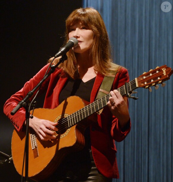 Carla Bruni en concert au Théâtre du Casino à Enghien-les-Bains, le 31 janvier 2014.