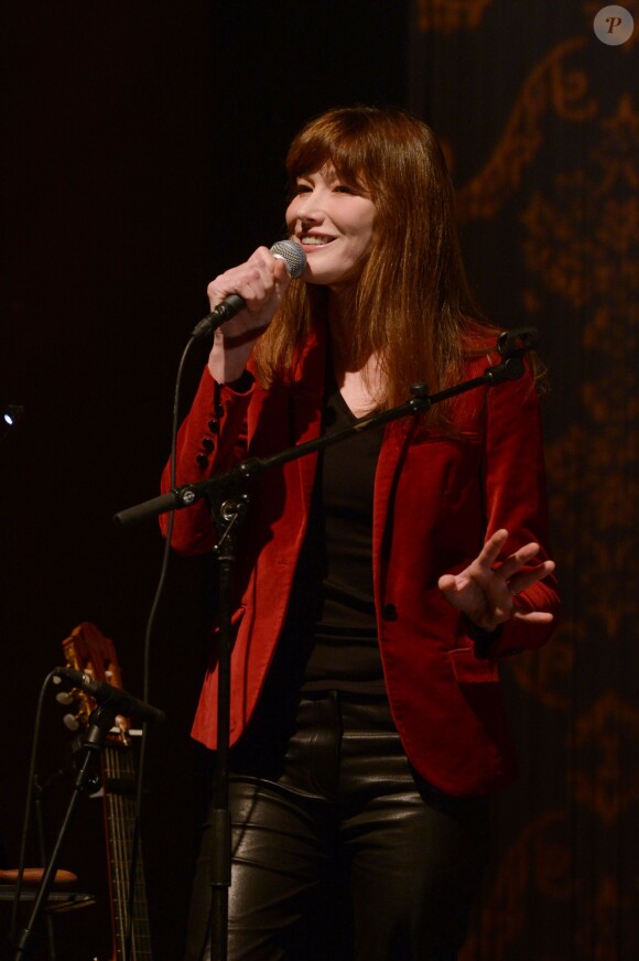 Carla Bruni en concert au Théâtre du Casino à Enghien-les-Bains, le 31 janvier 2014.