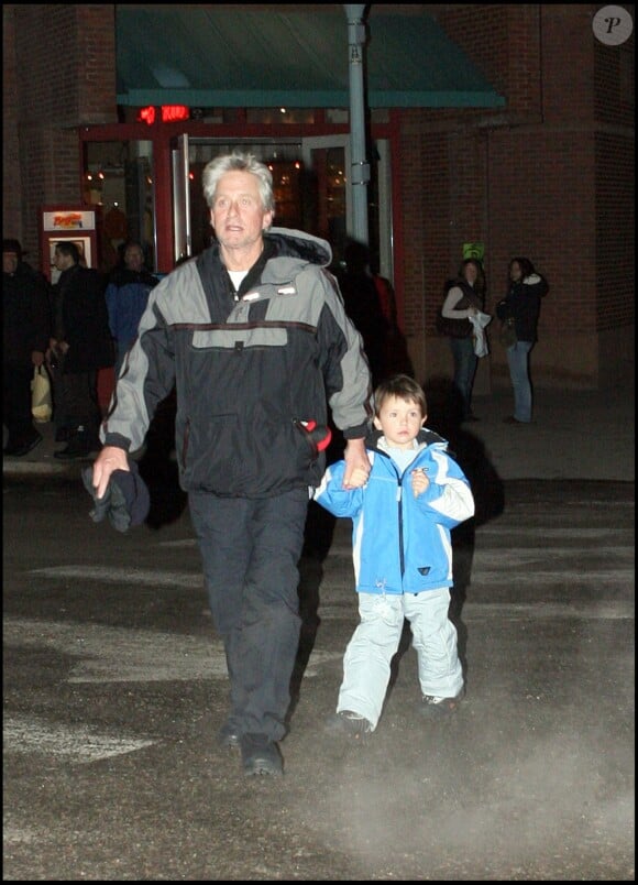 Michael Douglas et son fils Dylan à Aspen en 2005