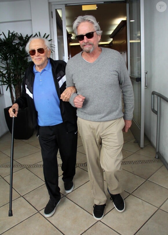 Michael Douglas déjeunant avec son père Kirk à Beverly Hills le 25 février 2014