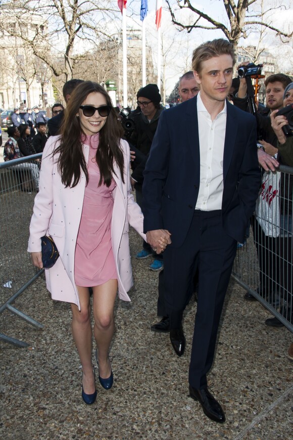 Elizabeth Olsen et Boyd Holbrook arrivent au Conseil économique et social pour assister au défilé Miu Miu. Paris, le 5 mars 2014.