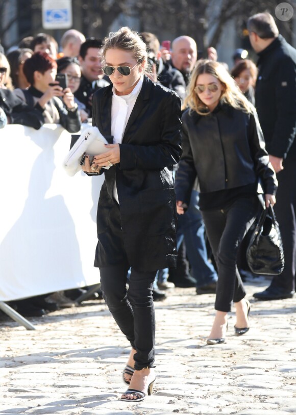 Mary-Kate et Ashley Olsen arrivent à la Cour Carrée du Louvre pour assister au défilé Louis Vuitton. Paris, le 5 mars 2014.