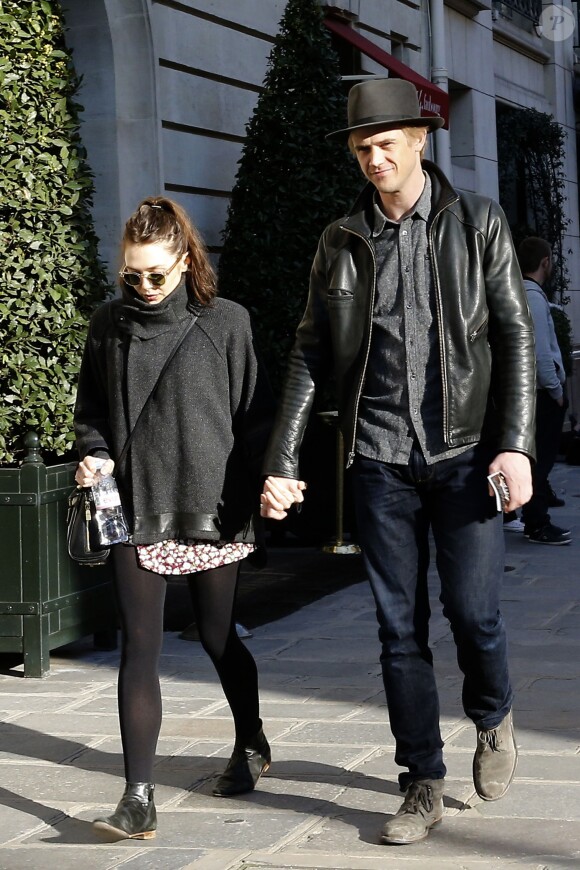 Elizabeth Olsen et Boyd Holbrook se baladent main dans la main dans le 8e arrondissement. Paris, le 6 mars 2014.