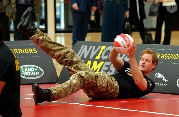 Le prince Harry en pleine partie de volley-ball assis au Queen Elizabeth Park le 6 mars lors de l'annonce officielle des 1ers Invictus Games, jeux paralympiques militaires qui se tiendront du 10 au 14 septembre 2014.