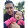 Pasquale Rotella pose avec sa fille Rainbow pour son premier anniversaire, le 5 mars 2014.