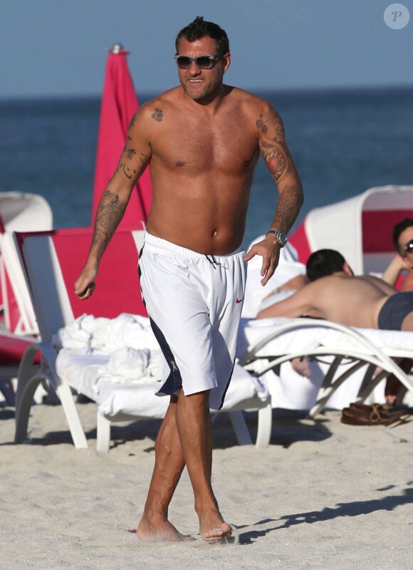 Le footballeur Italien Christian Vieri, à la retraite, profite d'une belle journée ensoleillée sur une plage de Miami, le 15 février 2014