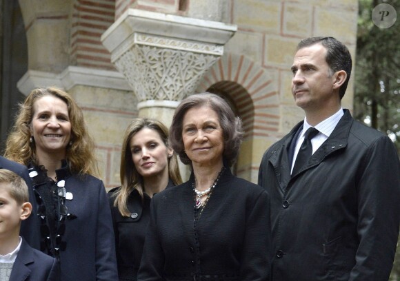 Elena d'Espagne avec Letizia, Sofia et Felipe le 6 mars 2014 à la nécropole royale du domaine Tatoï au nord d'Athènes, lors d'une cérémonie commémorant les 50 ans de la mort de son grand-père le roi Paul Ier de Grèce.