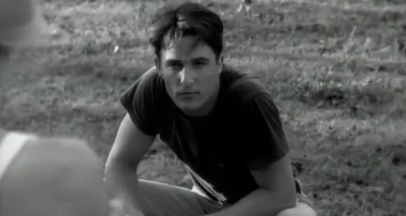 Matthew McConaughey poseur dans le clip du morceau Walk Away Joe, de Trisha Yearwood.