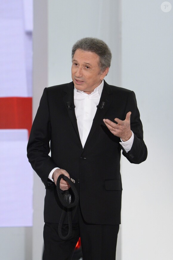 Michel Drucker lors de l'enregistrement de l'émission "Vivement dimanche" à Paris le 5 mars 2014.